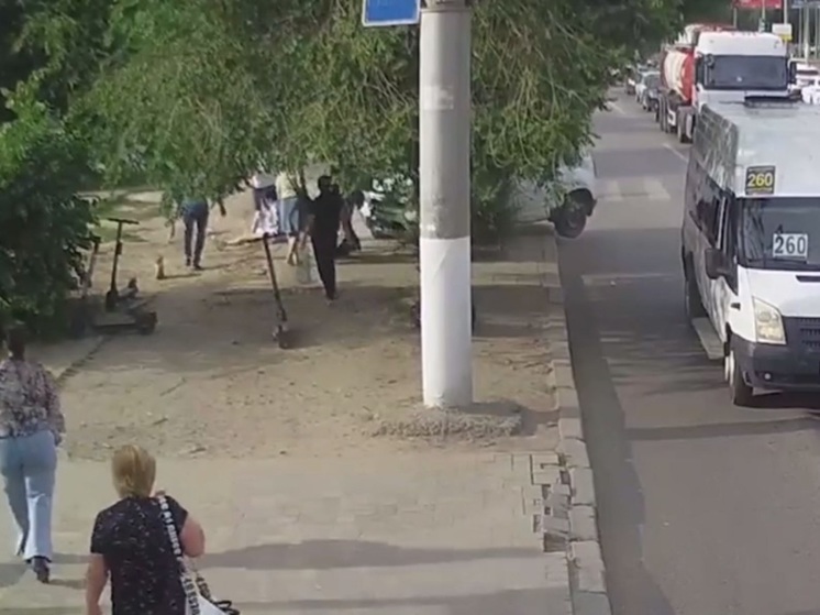 На видео попал наезд иномарки на двух женщин на тротуаре в Волгограде