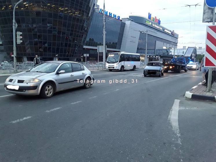 В Белгороде напротив «МегаГринна» столкнулись иномарка и «ВАЗ»