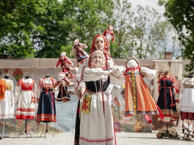 В Центре народного творчества поговорили о богатой истории и разнообразии русского костюма на Смоленской земле