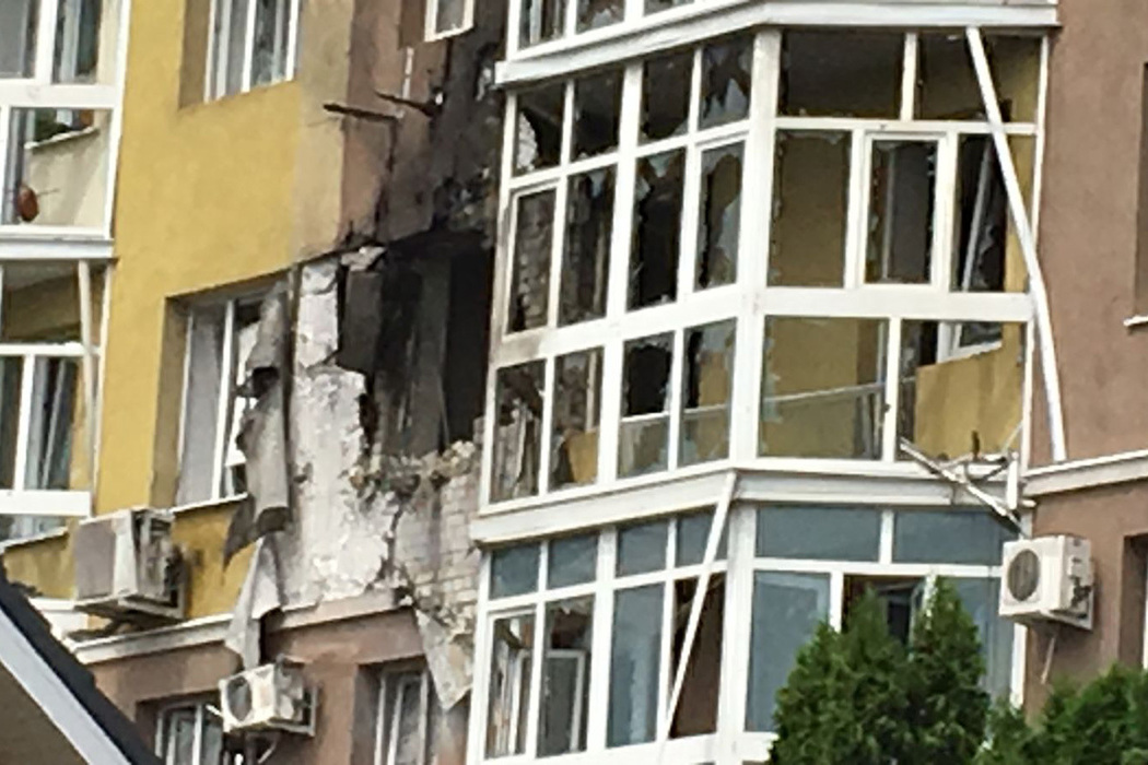 Сбитый украинский дрон упал на многоэтажку в Воронеже: кадры с места