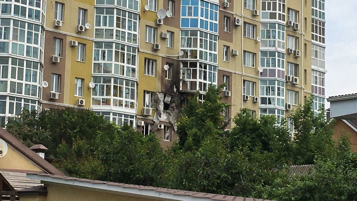 Сбитый украинский дрон упал на многоэтажку в Воронеже: кадры с места