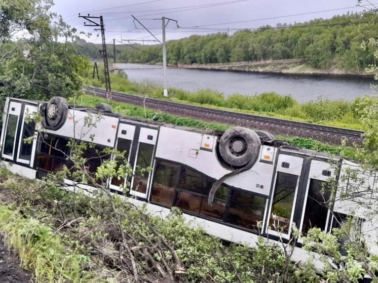 В Молочном перевернулся рейсовый автобус, пострадали 13 человек