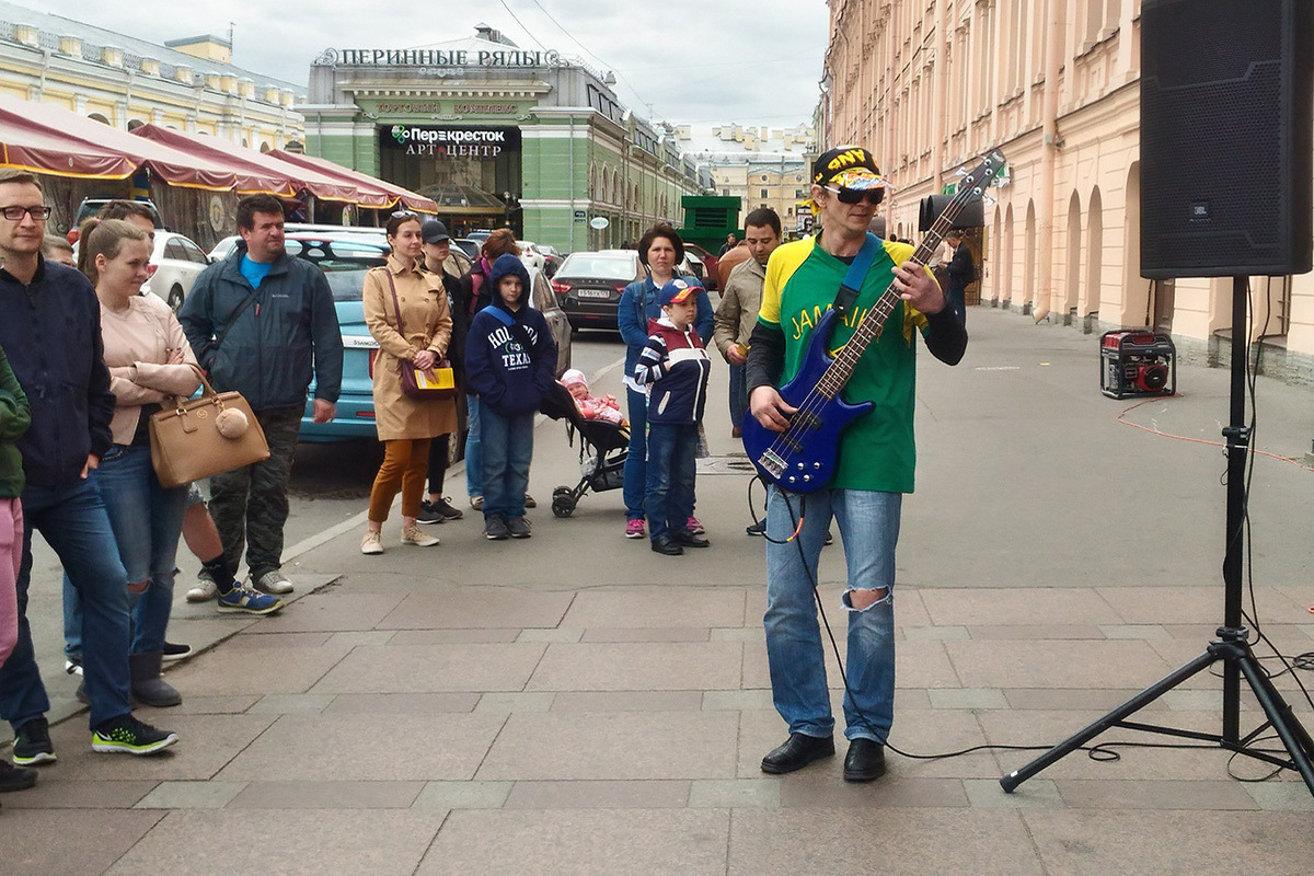 Пой, мои соловей: как живут уличные музыканты спустя месяц после вступления  в силу нового закона - МК Санкт-Петербург