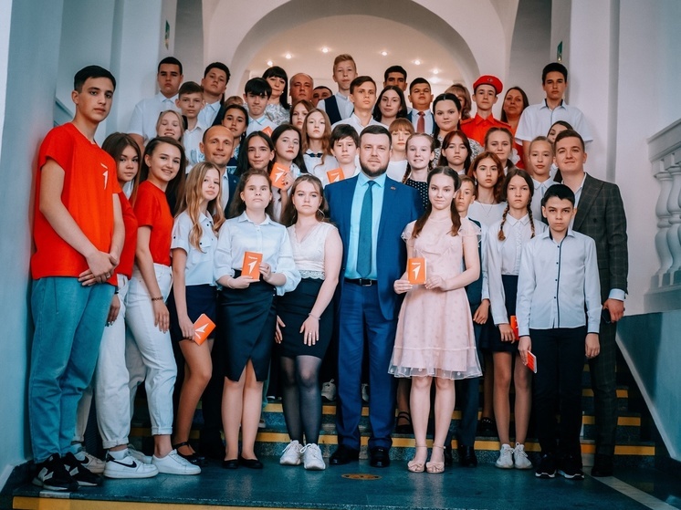 В Курске в КГУ прошла церемония вручения паспортов 40 школьникам