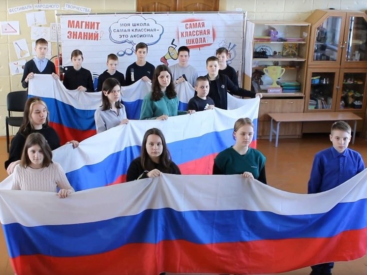 Школьники Смоленска принимают участие в акциях и флешмобах ко Дню России