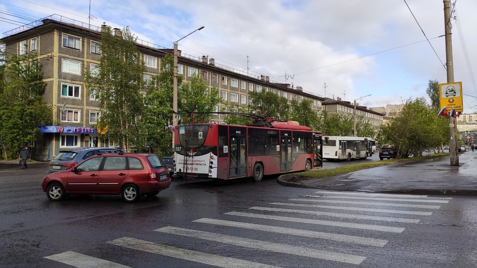 Киров в мурманске. Кирова 28 Мурманск. Троллейбус Мурманск. Фото из автобуса. Общественный транспорт Киров.