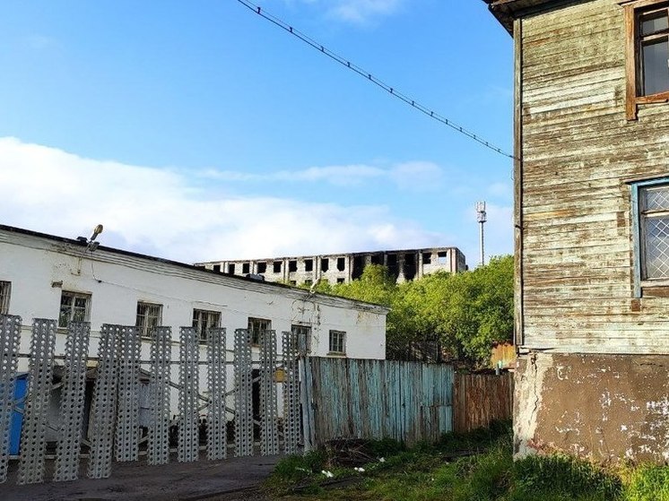 В Мурманске на Радищева горело заброшенное здание