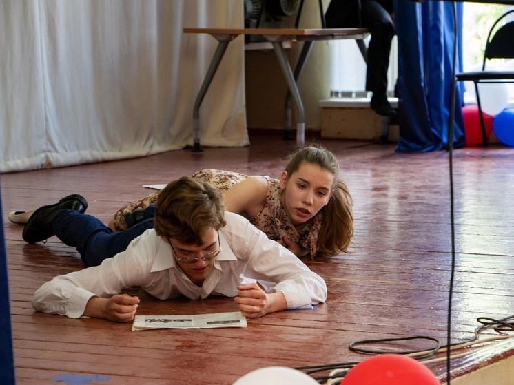 Студенты СмолГУ показали спектакль по рассказам Антона Чехова в "Вишенках"