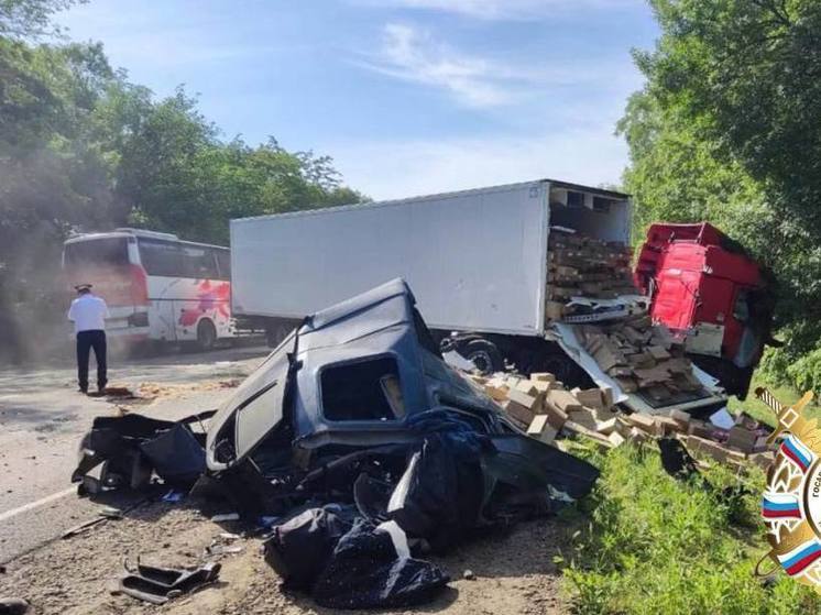 В Тихорецком районе при столкновении «Газели» и большегруза погиб водитель