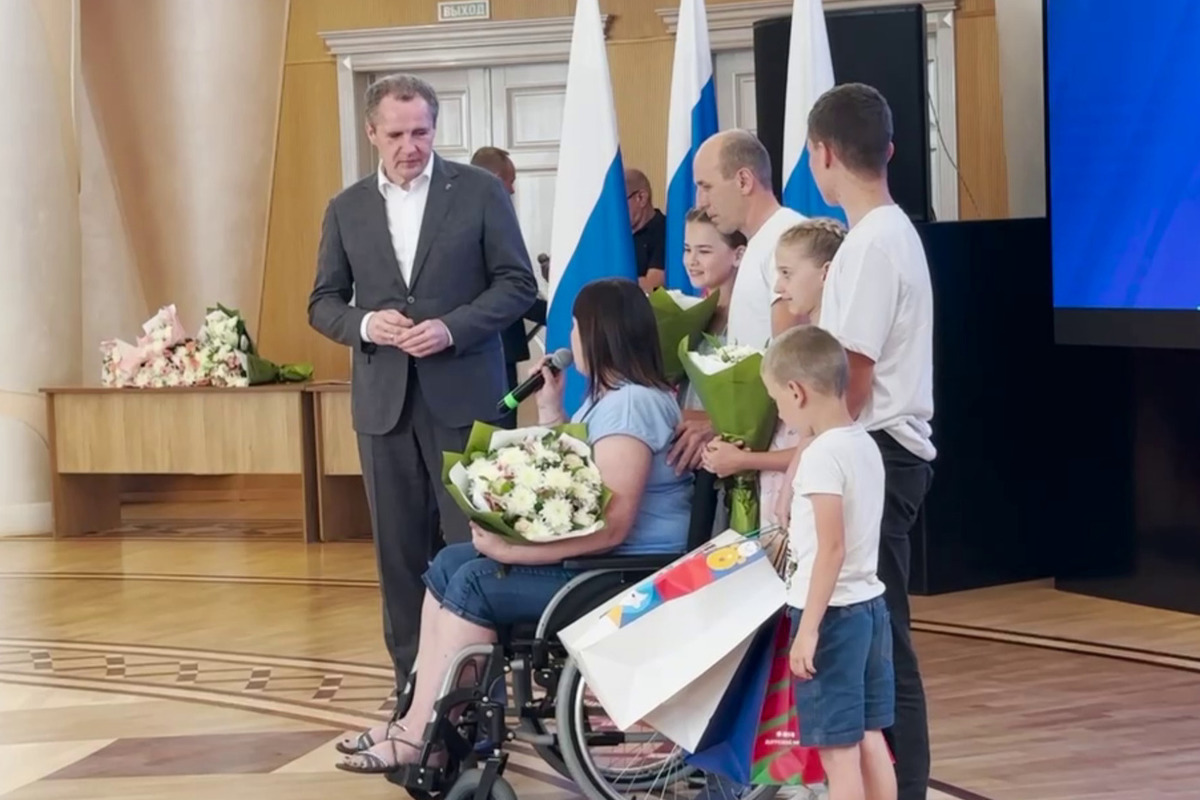 19 многодетных семей из Белгорода получили ключи от нового жилья - МК  Белгород