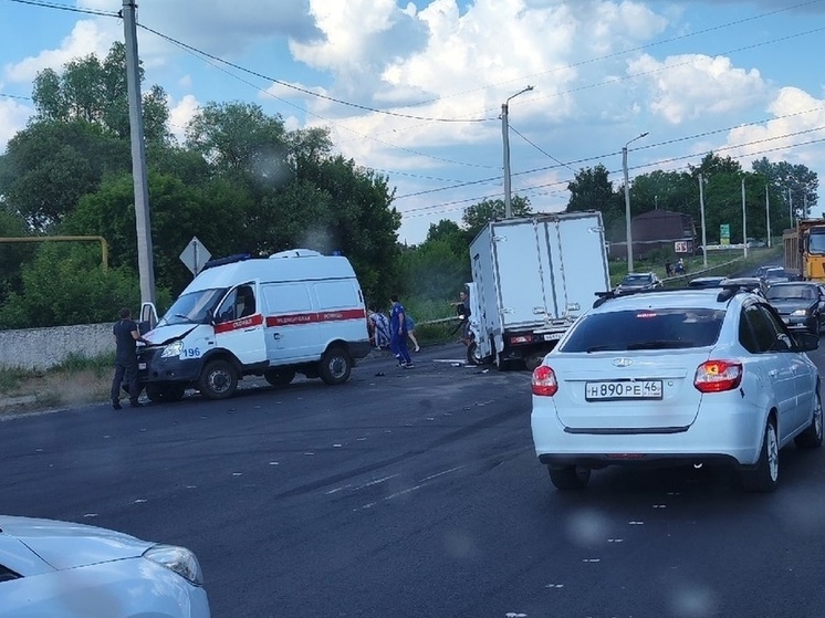 Под Курском произошло массовое ДТП с каретой скорой помощи
