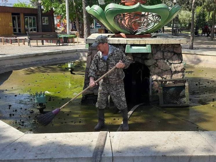 В парке Улан-Удэ фонтан пришлось вычищать от мусора
