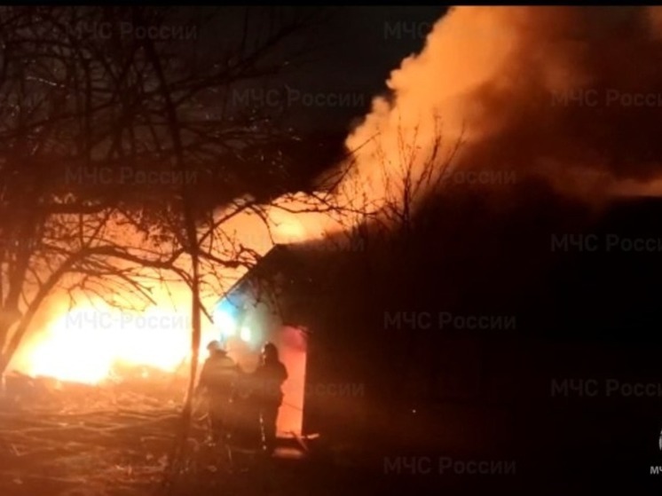 Бытовка загорелась на свалке в Углегорском районе