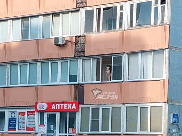 В Новосибирске жители дома на Титова заметили на подоконнике раздетого мальчика