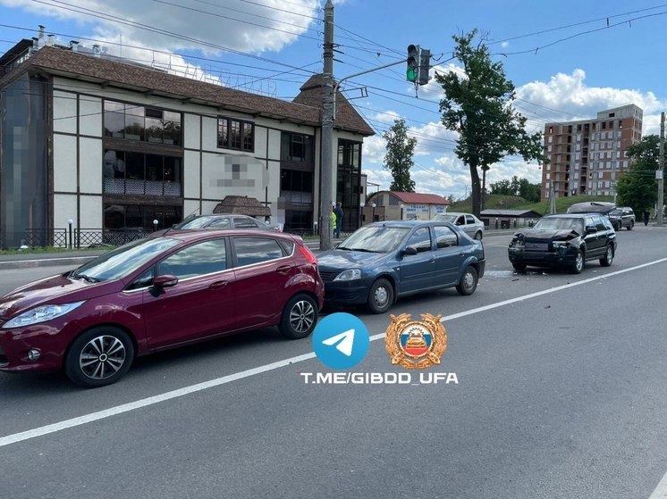 Два человека пострадали при столкновении трех автомобилей в Уфе