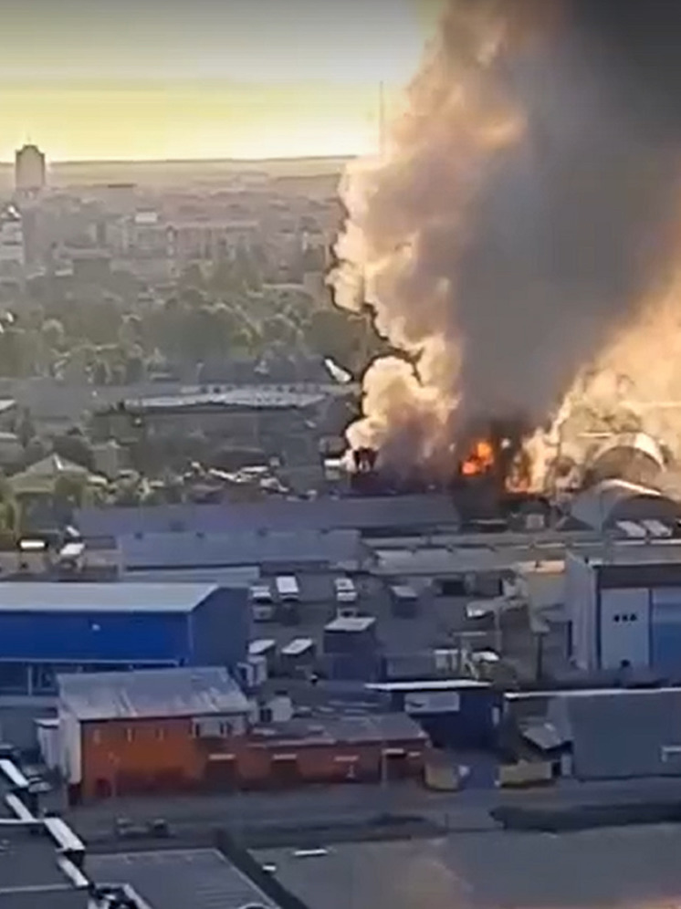 Появилось видео горящего ангара в Твери на улице Бригадной