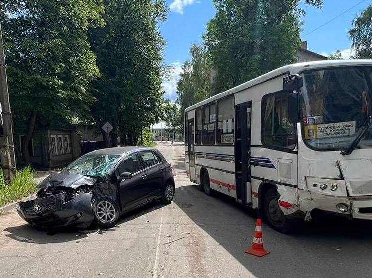 В Боровичах столкнулись легковушка и автобус