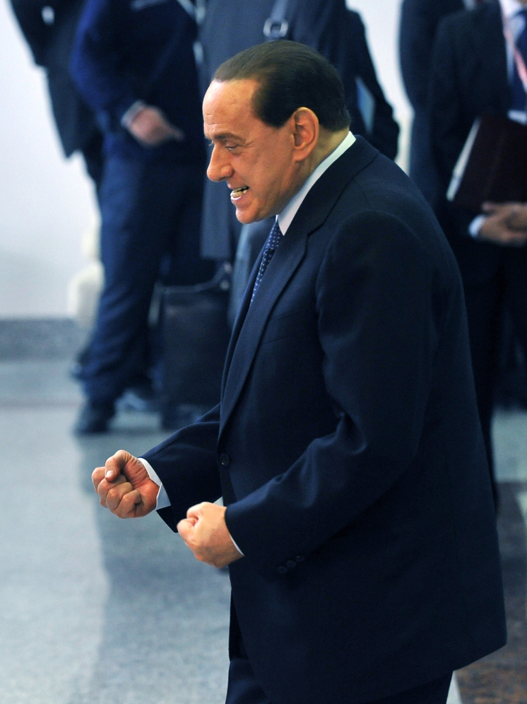 Первая ночь госпитализированного Сильвио Берлускони прошла в миланской клинике спокойно