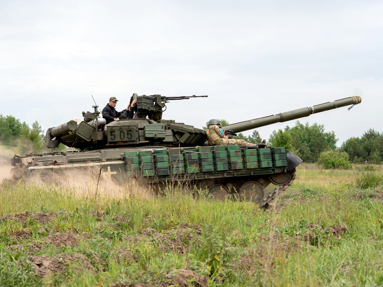 В Сети появились кадры, на которых видно уничтожение военной колонны Вооруженных сил Украины (ВСУ), где находились также БМП Bradley
