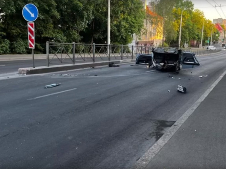 В Калининграде на улице Горького автомобиль врезался в столб и загорелся