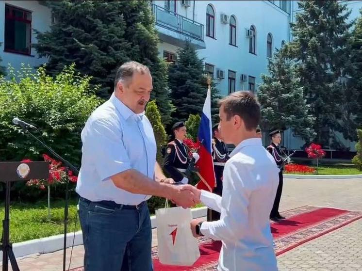 Глава Дагестана вручил паспорта школьникам