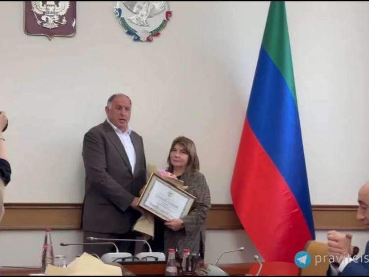 Премьер-министр Дагестана вручает госнаграды отличившимся