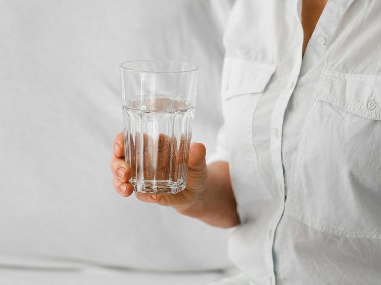 Гастроэнтеролог посоветовала в жару пить больше воды
