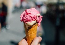 День мороженого отмечается во всем мире 10 июня. Лакомство любят большинство россиян и часто покупают его себе летом. В пресс-службе Роспотребнадзора напомнили об основных правилах по выбору правильного мороженого.