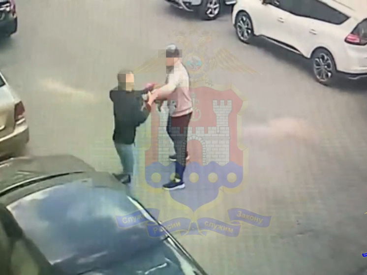 В Калининграде неизвестный напал на мужчину и разбил его телефон