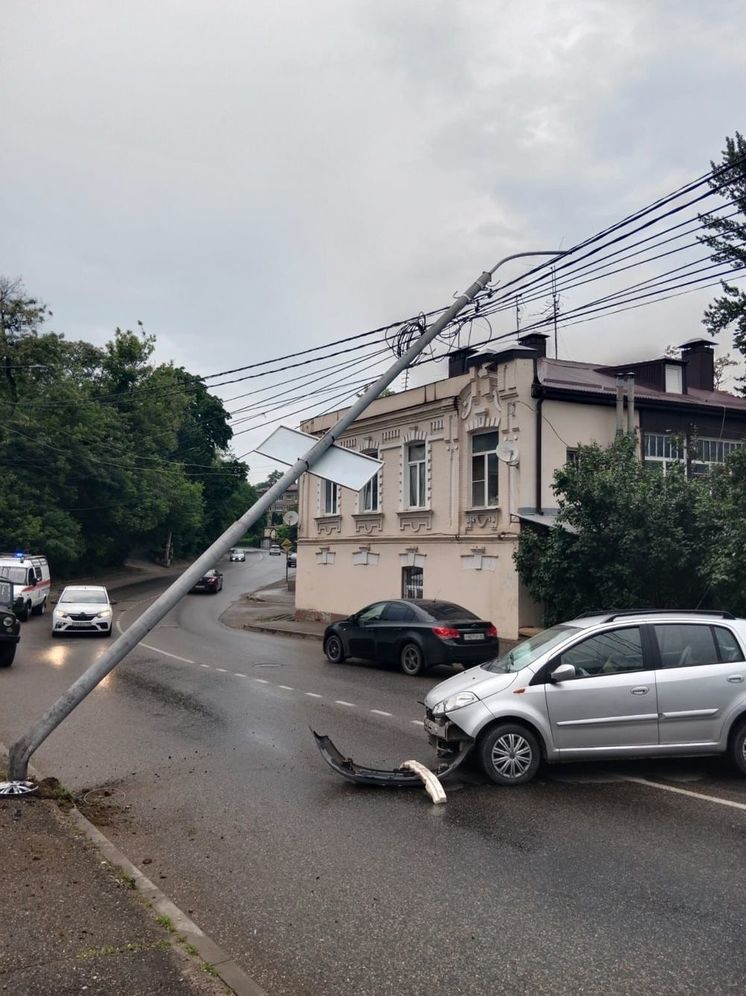 В Кисловодске автоледи на Матизе сломала фонарный столб