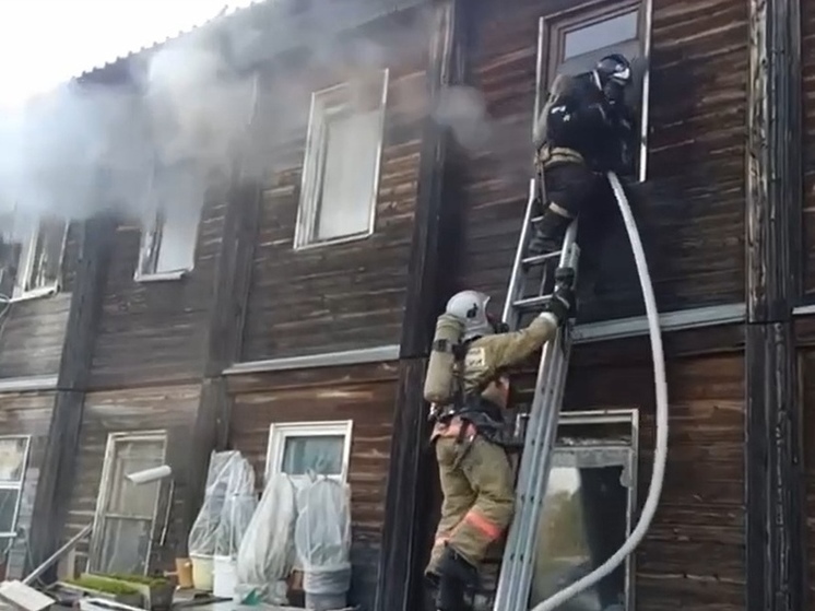 В Ноябрьске полыхает жилой деревянный дом