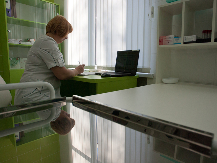 Новую социальную выплату получают более трех тысяч медработников Новгородской области