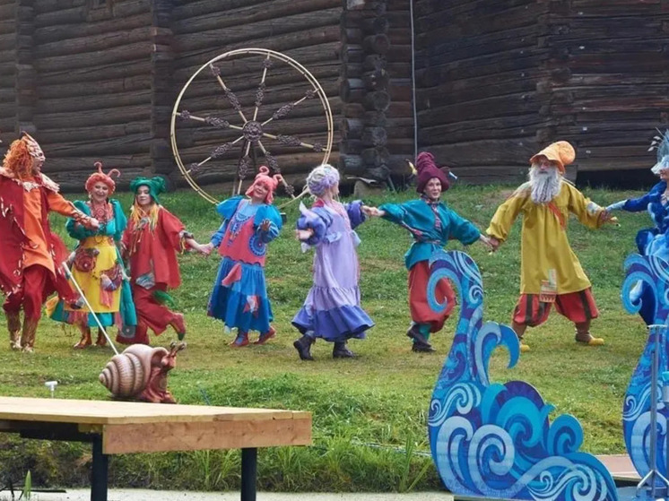 Костромские зрелища: актеры театра кукол показали публике спектакль под открытым небом