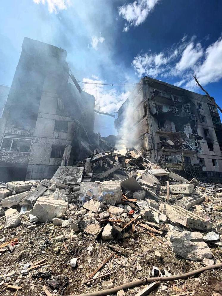 Астраханцы продолжают разбор завалов после прилета Himars в многоквартирный дом в центре Кременной