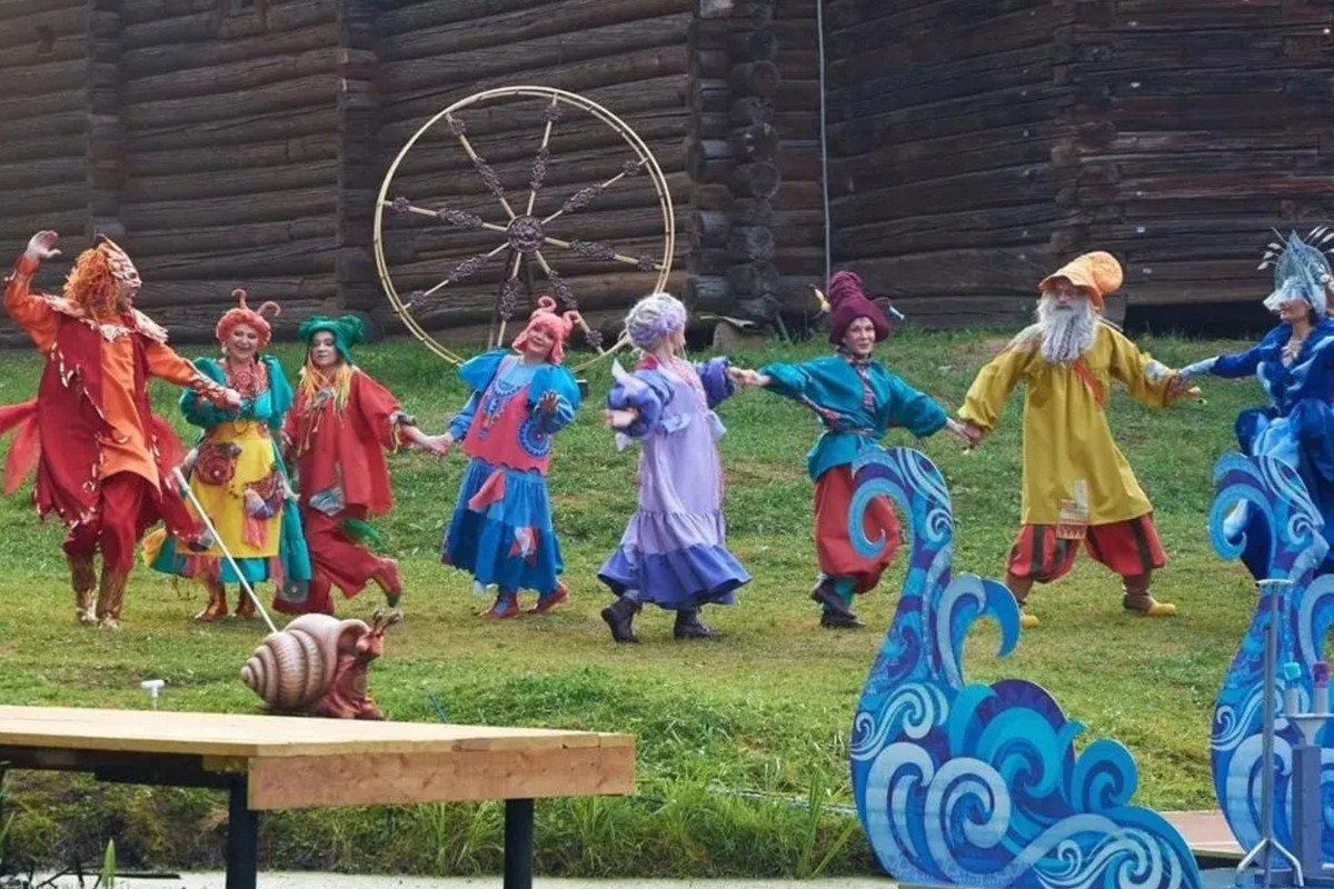 Костромские зрелища: актеры театра кукол показали публике спектакль под открытым небом