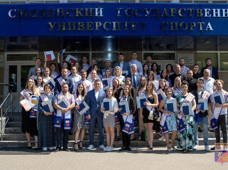 Первые выпускники этого года получили долгожданные дипломы