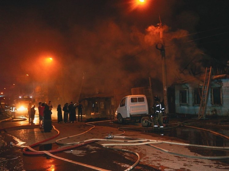 «Реагировали по повышенному рангу»: в Астрахани ночью сгорели два жилых дома