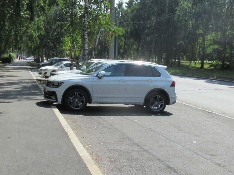 Неизвестные в Екатеринбурге снимают боковые зеркала с автомобилей Lexus