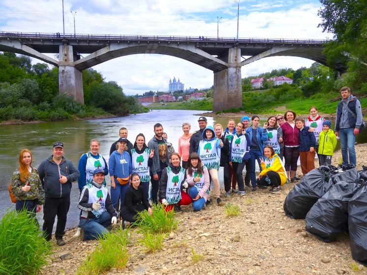 В Смоленске прошел большой субботник по уборке береговой линии Днепра