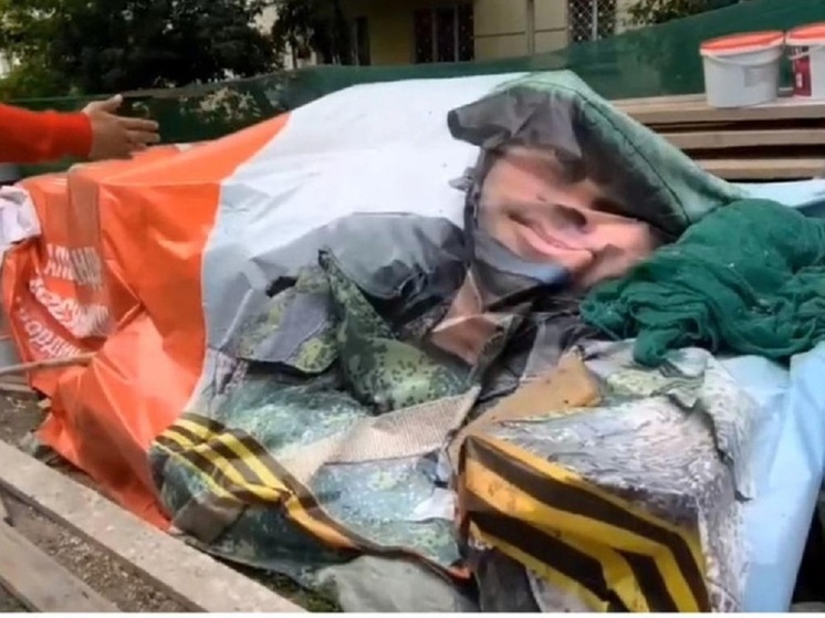 Губернатор Новосибирской области Травников высказался о баннере с портретом бойца СВО, которым накрыли мусор
