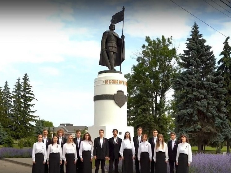 В Курске хор музыкального колледжа спел в Первомайском парке песню к Дню России