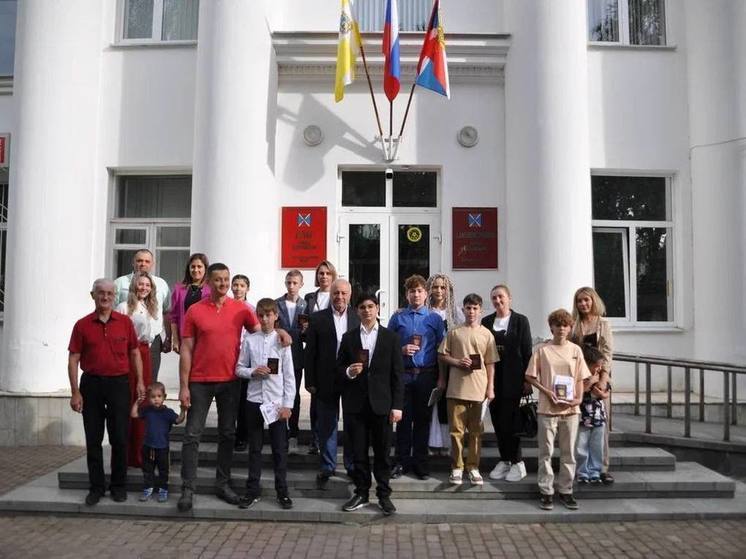 Юные ессентучане получили паспорта в преддверии Дня России