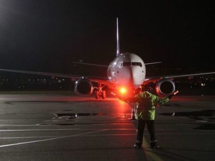 Летящий из Омска самолет заметил в небе неопознанный объект