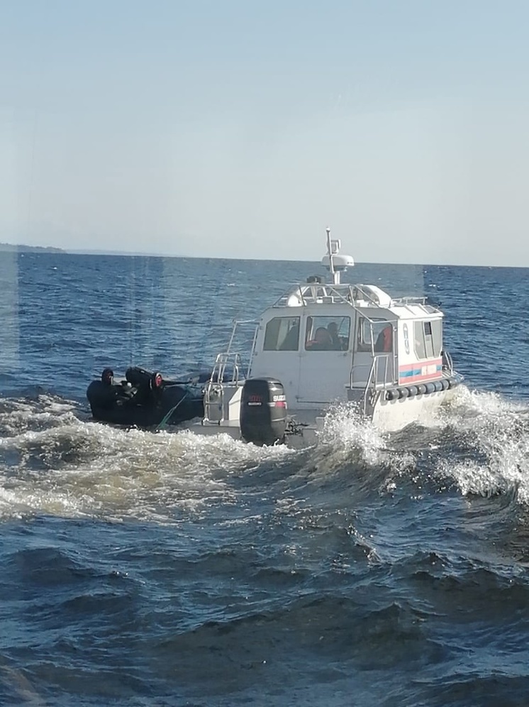 Появились фото с места спасения рыбаков на перевернувшейся лодке в Карелии