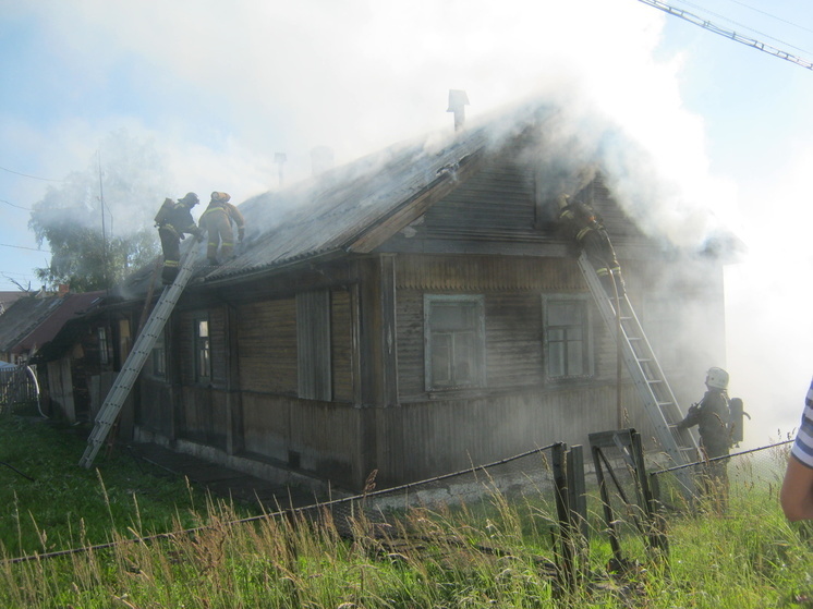 Огромный дом выгорел на селе в Карелии