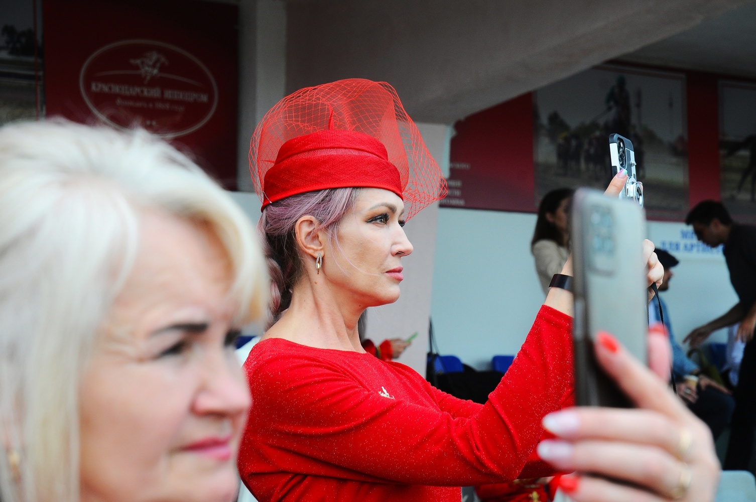 Чудесные шляпы и быстроногие кони: в Краснодаре прошли скачки, посвящённые дню России