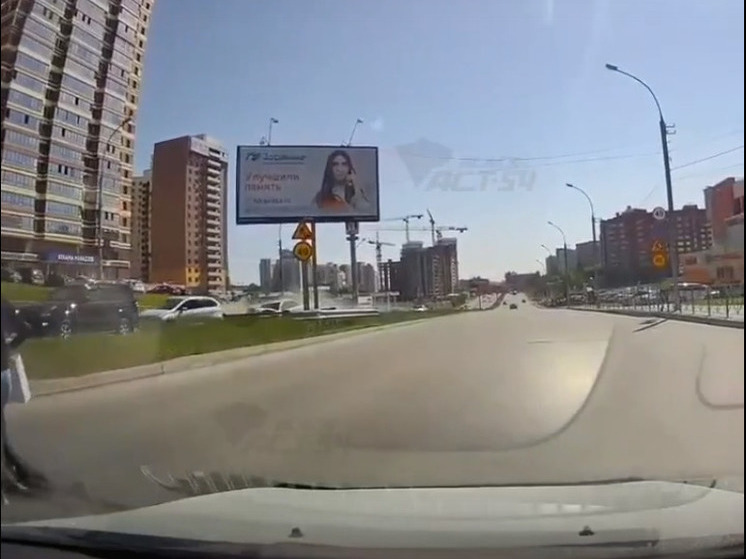 В Новосибирске автомобили жестко столкнулись у ТЦ «Аура»