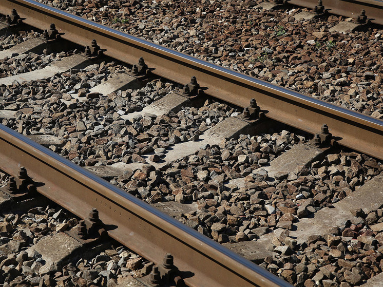 Аксенов: в Крыму повреждено железнодорожное полотно, поезда остановлены