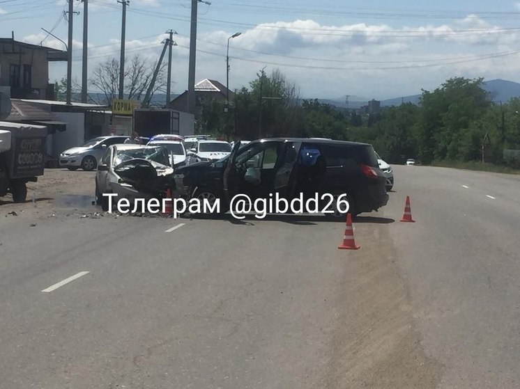 На Ставрополье 27-летняя водитель вылетела на «встречку», пострадали 7 человек