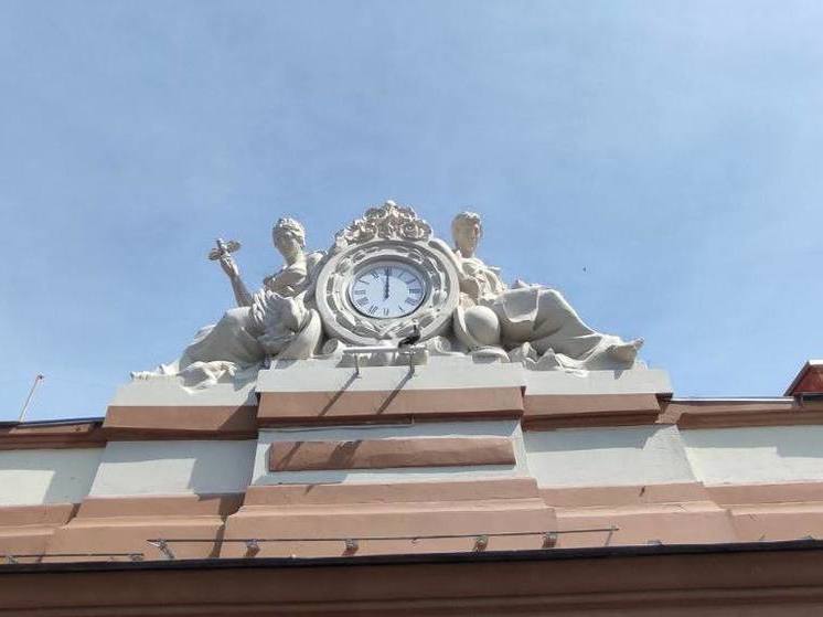 На Ленинском проспекте в Калининграде установили скульптурные часы